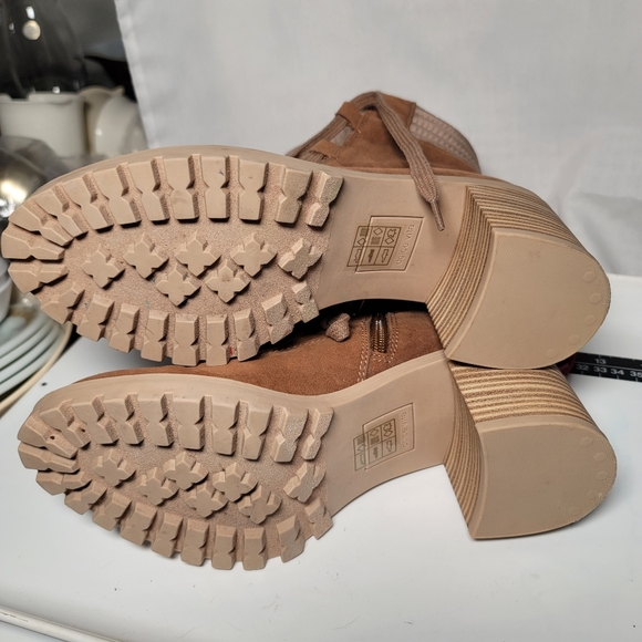 NWOT.  Dolce Vita Heeled Ankle Boots.  Size 8 - Picture 4 of 7